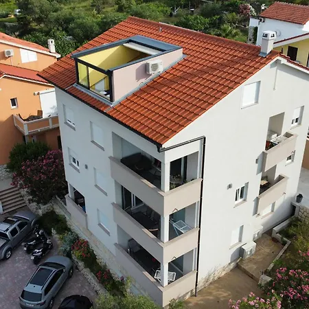 2 Bedroom Beautiful In Rab Apartman