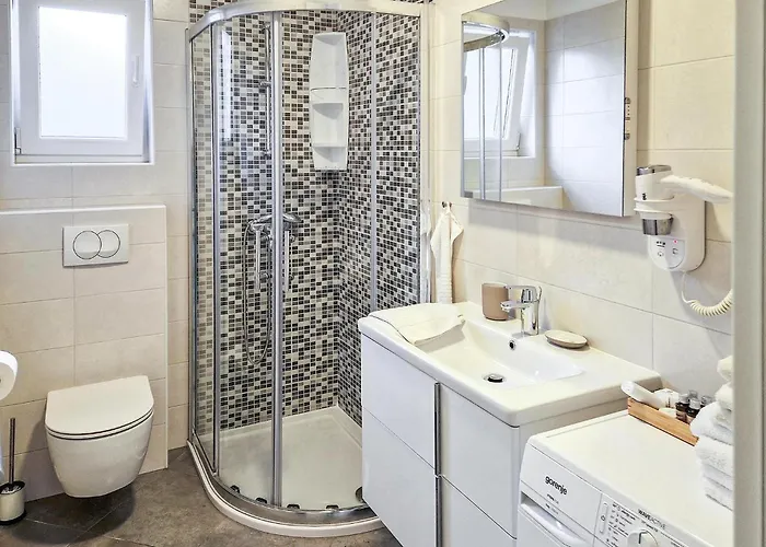 Apartment 2 Bedroom Beautiful In Rab *