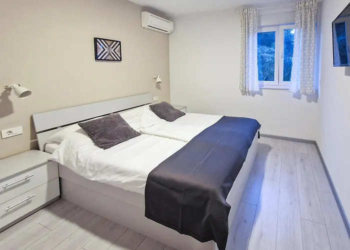 Apartment 2 Bedroom Beautiful In Rab *