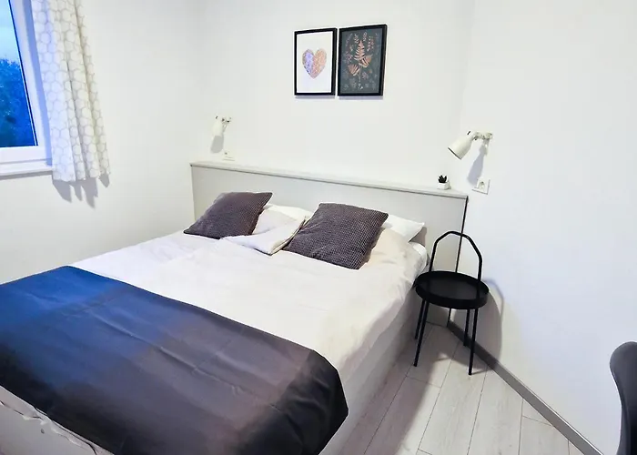 Apartment 2 Bedroom Beautiful In Rab