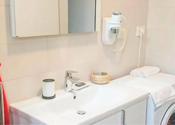 Apartment 2 Bedroom Beautiful In Rab *